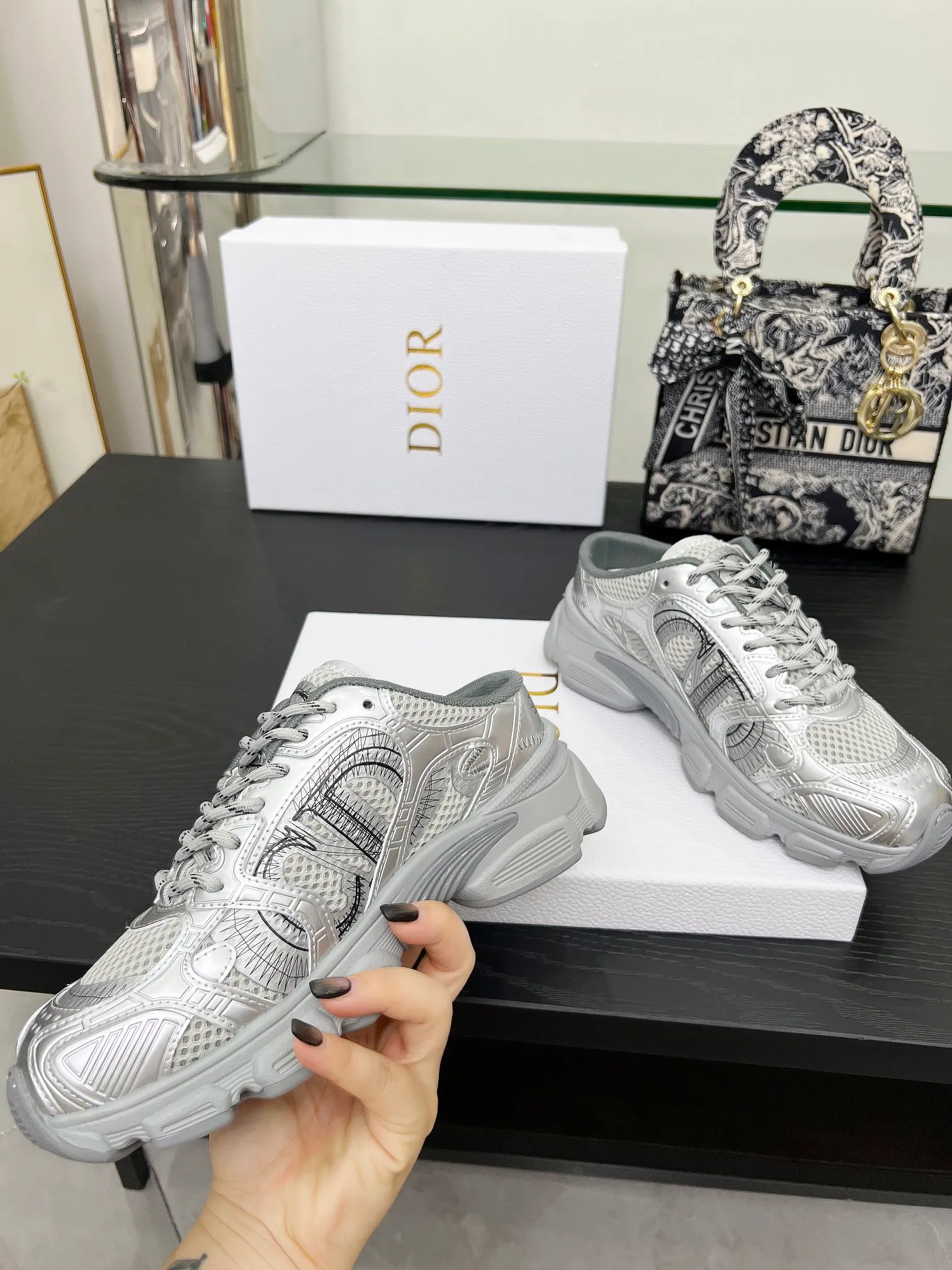 p560🐮🐮This Dior Chrono sports half slipper reinterprets running shoes with Dior's haute couture style. Gray mesh fabric is paired with tonal suede calfskin panels, the CD logo on the side, the star patch on the tongue and the Dior logo on the heel, all in classic fine detail. Featuring two-tone laces and a lightweight sole with star graphics, they can be worn year-round. Size: Women’s size 35-41 (35/42 can be customized) Men’s size 40-46 (men’s version is being printed) Color: 12 colors available
